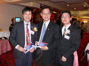 BC 省议员李灿明（中）与中中校友网编辑杨迎夏（左）和徐永强（右）
