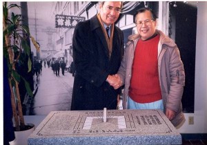 1995年與前溫哥華市長歐文Mayor Phillip Owen合影於日規前