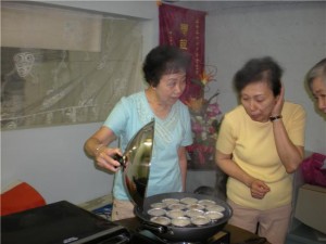 制作莲蓉旦黄西米盏