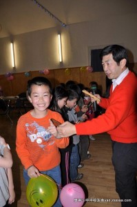 陈富民会长派新年利是