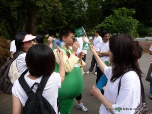 大热天时，这位义工辛苦了。不苦，看这么多女孩子为他扇扇子。