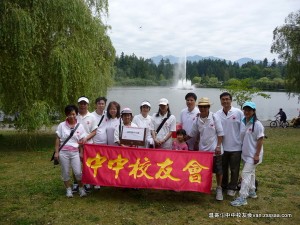 优美的环境，令校友们忍不住停下留影。