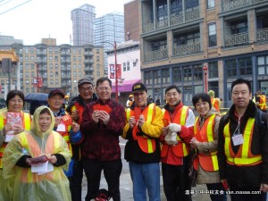 华埠街头的中山志愿者