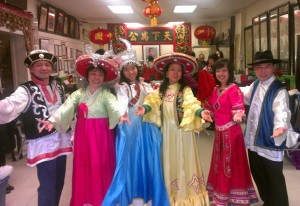 身穿民族装 感受中华文化